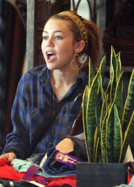 27782pcn-cyrus06.jpg